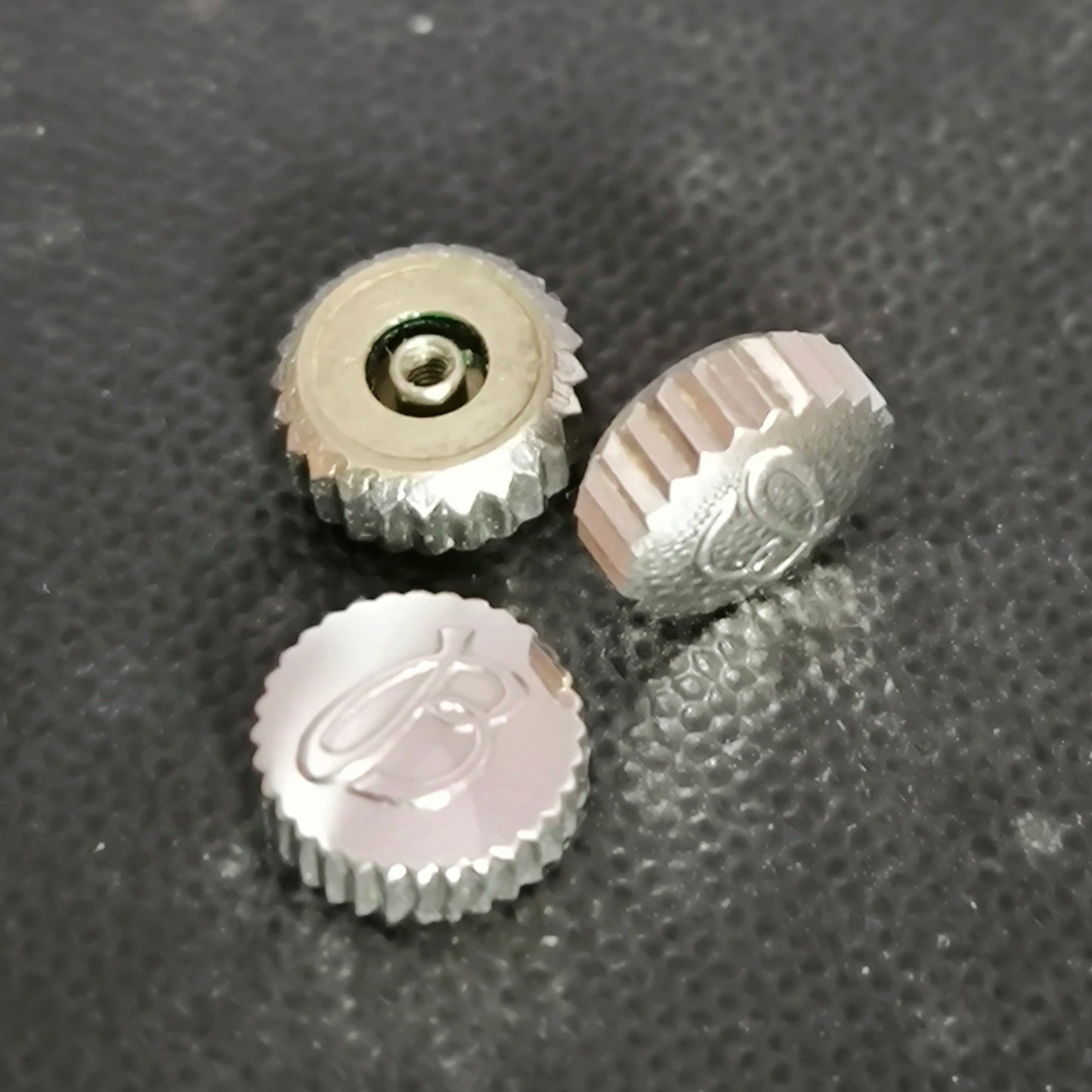 Breitling Krone - NOS - in Stahl - Durchmesser 6,7mm - mit großen Logo "B"