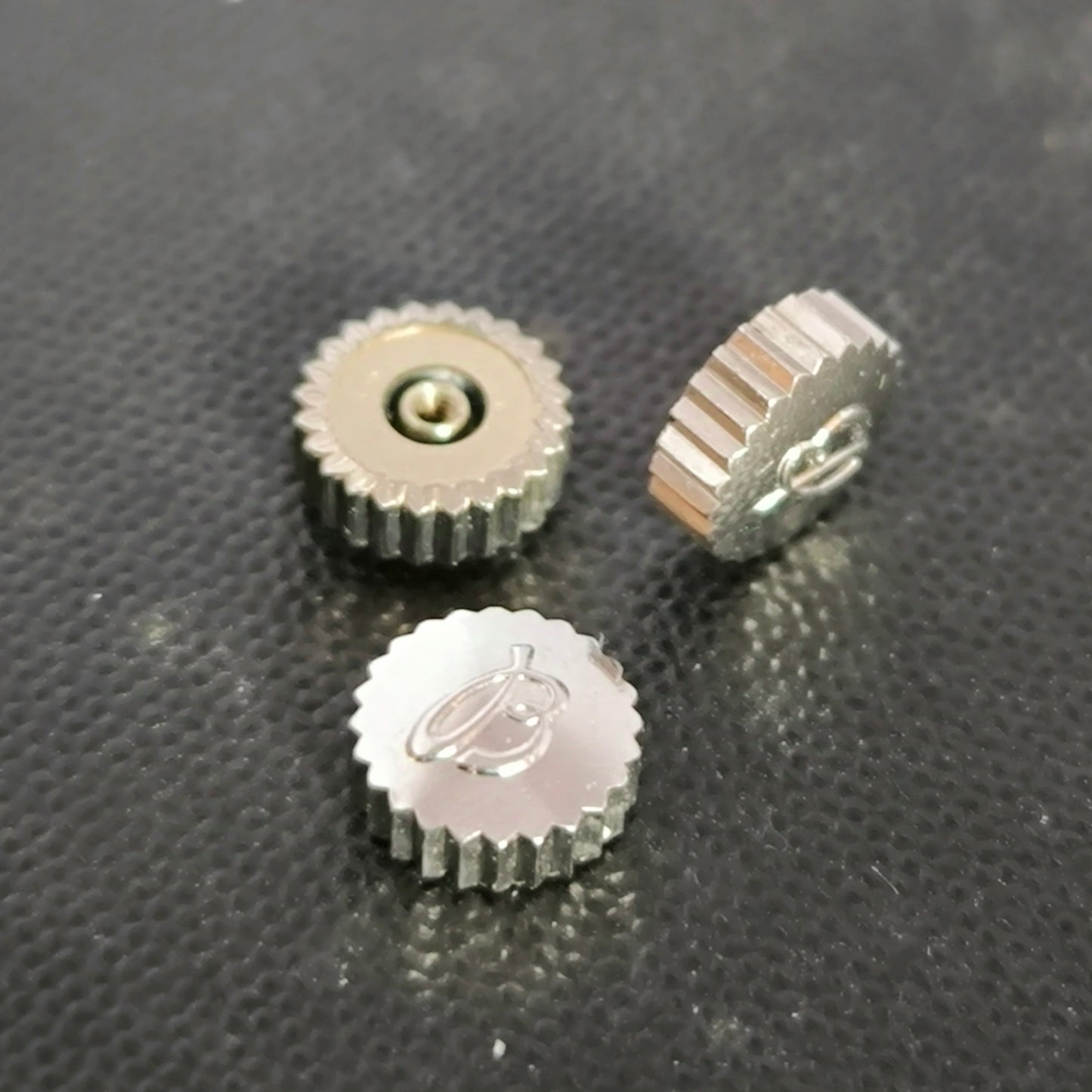 Breitling Krone - NOS - in Stahl - Durchmesser 6,7mm - mit kleinem Logo "B"