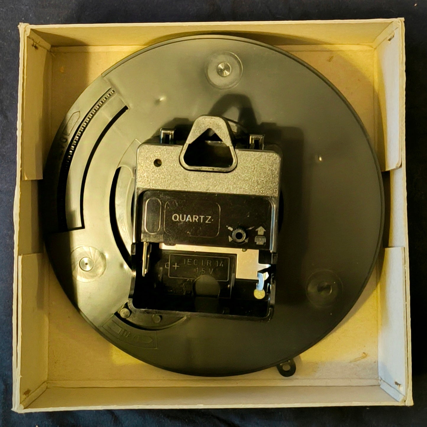 DA - Großuhrwerk mit Zifferblatt - Batterieantrieb - Quartz - Vintage NOS - mit Datumfunktion