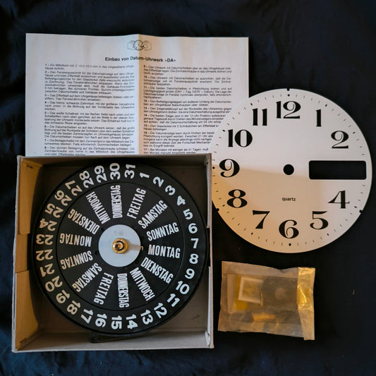 DA - Großuhrwerk mit Zifferblatt - Batterieantrieb - Quartz - Vintage NOS - mit Datumfunktion